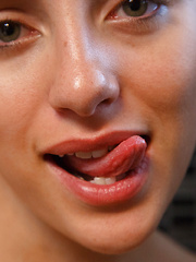 Naomi Woods Khaleesi On Drugs - Erotic and nude pussy pics at GirlSoftcore.com