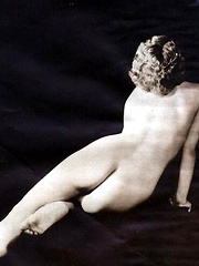 Anonymous girls hiding their face in the twenties - Erotic and nude pussy pics at GirlSoftcore.com