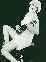 Vintage babes enjoy posing naked in the twenties - Erotic and nude pussy pics at GirlSoftcore.com