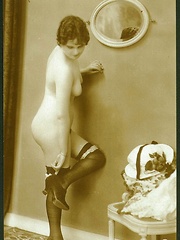 Vintage nude babes posing in the twenties boudoir - Erotic and nude pussy pics at GirlSoftcore.com