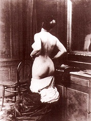 Vintage nude babes posing in the twenties boudoir - Erotic and nude pussy pics at GirlSoftcore.com