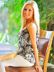 Emily loses her white pants - Erotic and nude pussy pics at GirlSoftcore.com