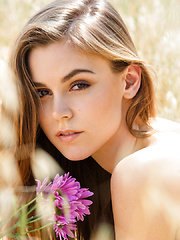Amberleigh West stay gold - Erotic and nude pussy pics at GirlSoftcore.com